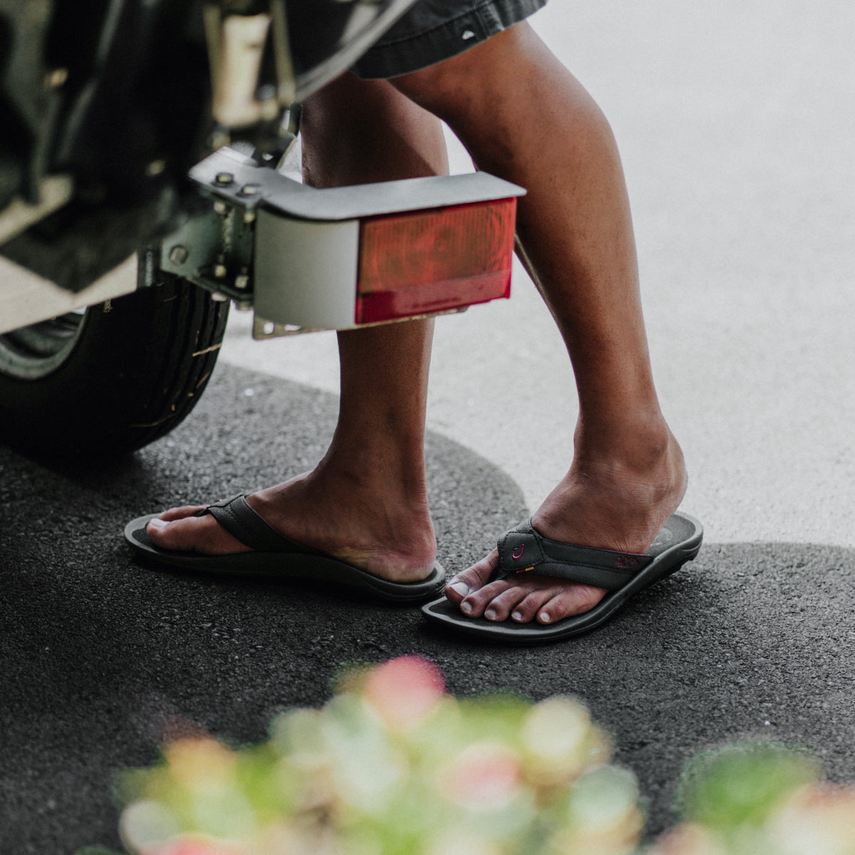 Kīpī Men’s Comfortable Beach Sandals - Black | Men OluKai outlet