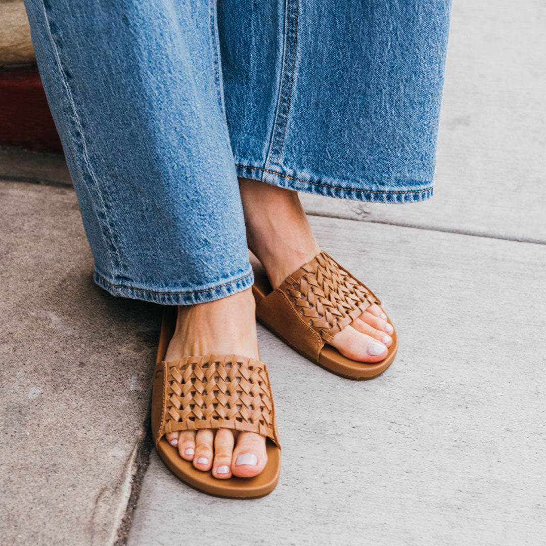 Kāmola Women’s Leather Slide Sandals - Tan | Women OluKai outlet