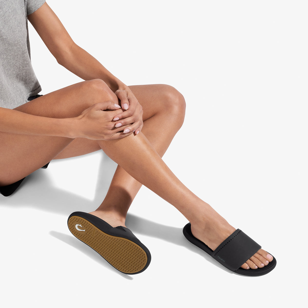 Ulele Slide - Black / Black | Women OluKai sale